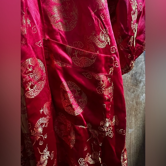 Luxurious Scarlet Floral Kimono 👘 Women's Robe - Picture 10 of 16